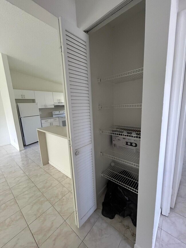 Building Photo - 6140 SW 41st Ct