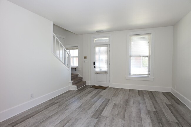 Building Photo - Beautiful Indianapolis Townhome!