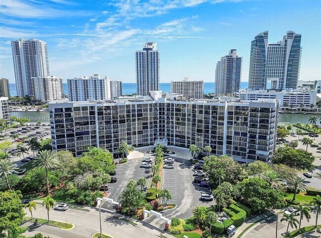 Building Photo - 600 Parkview Dr