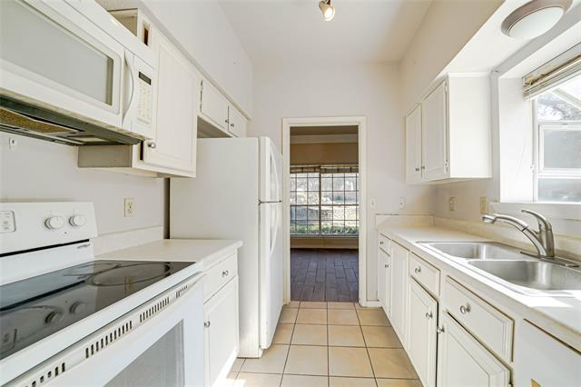 Building Photo - 3550 Country Square Dr