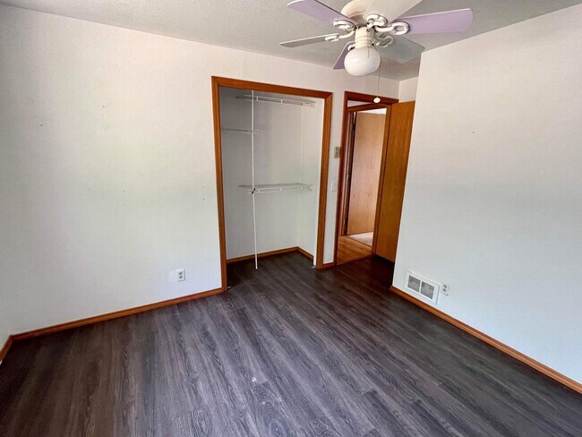 Building Photo - Large home on acreage!