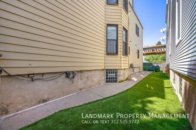 Building Photo - 2176 W Eastwood Ave