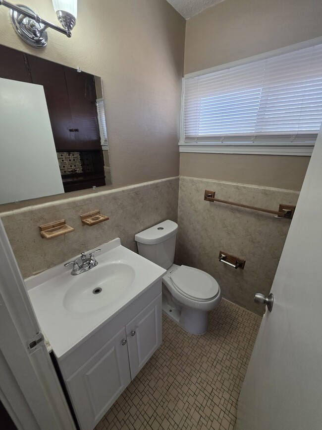 Building Photo - 3 bed 1.5 bath home, large backyard!