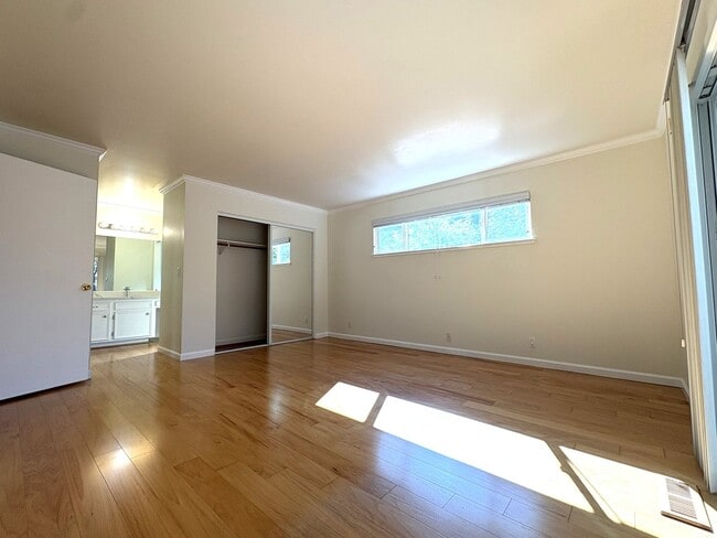 Building Photo - Charming Updated 2-Bedroom Home in Prime L...