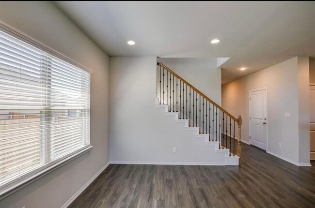 Building Photo - 129 Goldfinch Dr