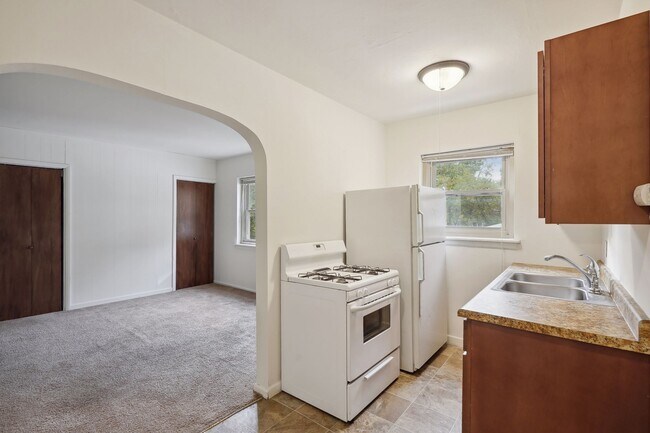 Building Photo - Spacious Top-Floor 1BR on Beautiful Iris Park!