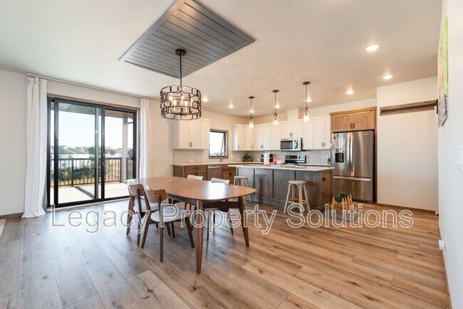 Building Photo - 527 Flint Dr