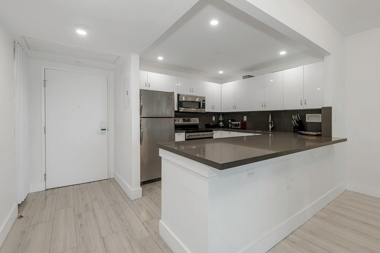 Building Photo - 2301 Collins Ave