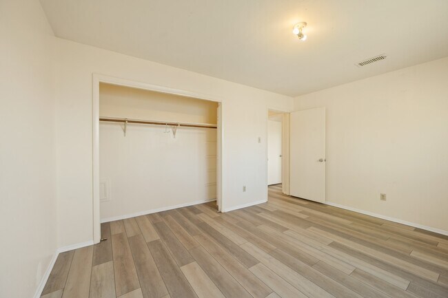 Building Photo - 4330 Willow Beach Dr