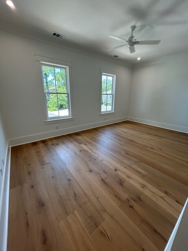 Building Photo - 310 W 38th St