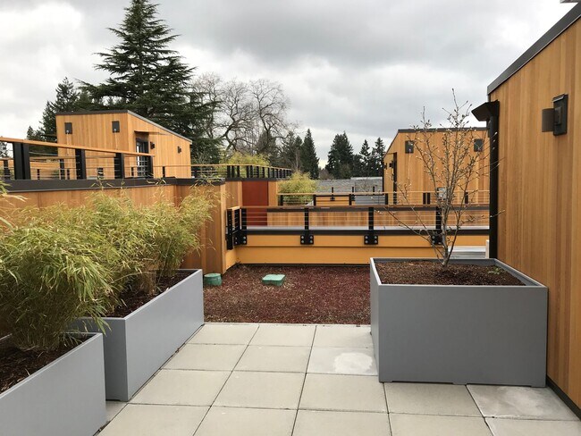 Building Photo - Newer 2 bed / 2.5 bath condo in Bryant Hei...