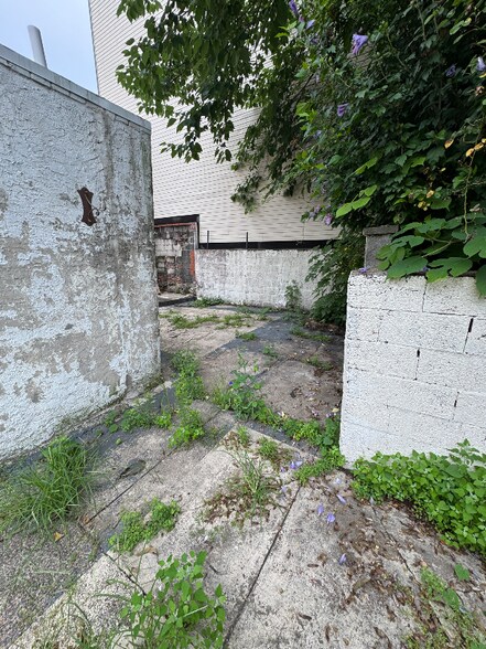 Building Photo - 1221-1223 Annin St
