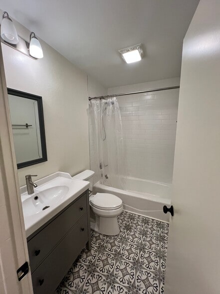 Building Photo - 509 E 7th St