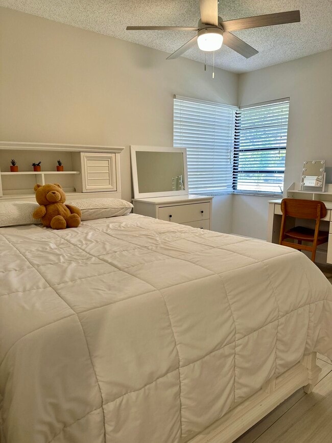 Building Photo - 22670 Vistawood Way