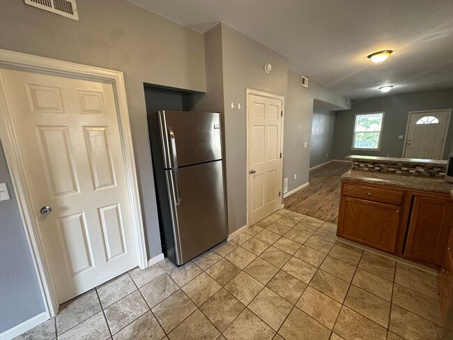 Building Photo - Updated 3-bed 1-bath upper home in Sunnyside with clean finishes and a fresh contemporary feel!