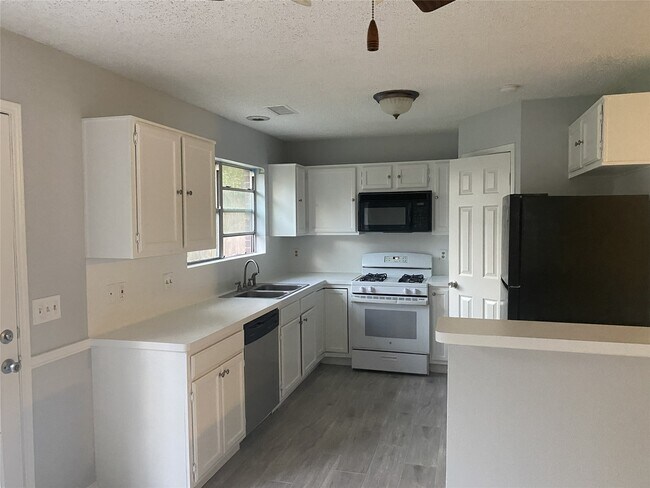 Building Photo - 18158 Holly Green Dr