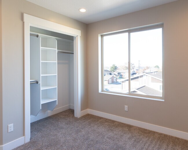 Building Photo - 299 N 200 W