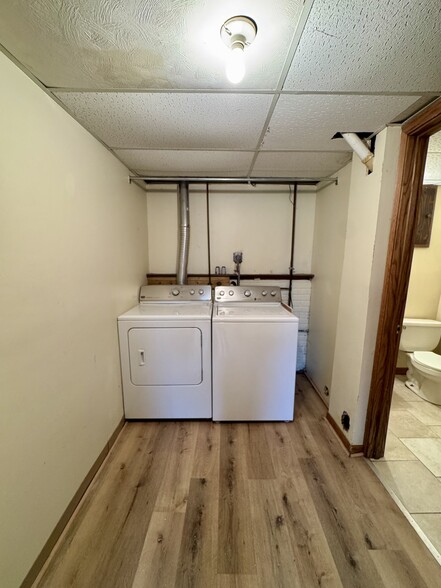 Building Photo - 5556 N Thornwood Ave