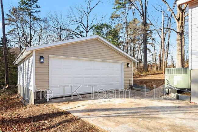 Building Photo - 416 Richardson St