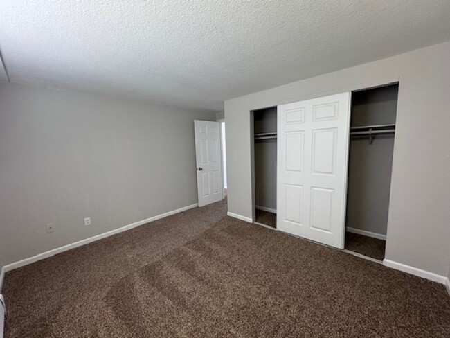 Building Photo - Amazing 2 Bedroom 1 Bathroom Apartment!! L...