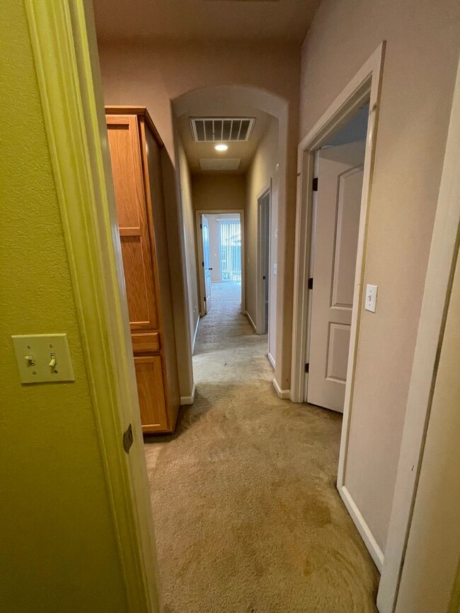 Building Photo - This charming 3/bed 2/bath welcomes you home.