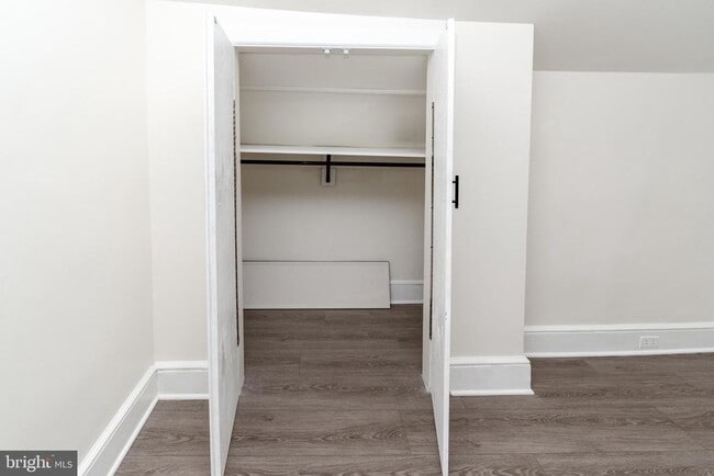 Building Photo - 24 Bank St