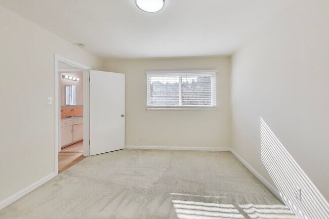 Building Photo - 1549 San Carlos Ave