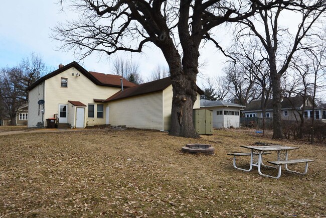 Building Photo - Spacious 3-Bed 1-Bath Unit in Hastings - Available Now!