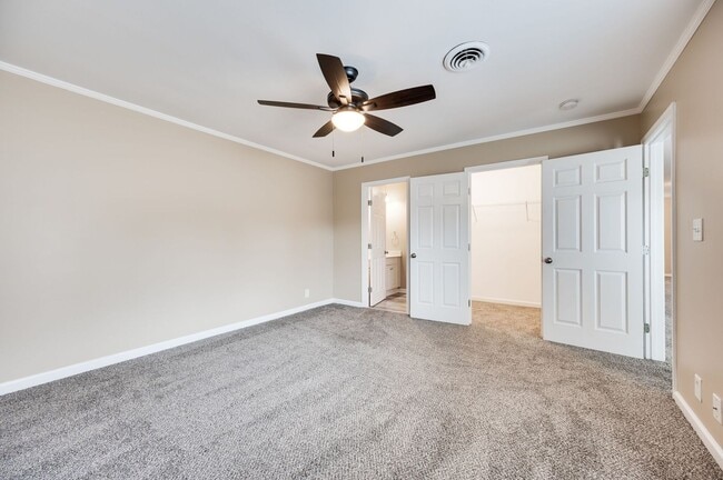 Building Photo - Awesome 2BE/BA townhouse in Bellevue!