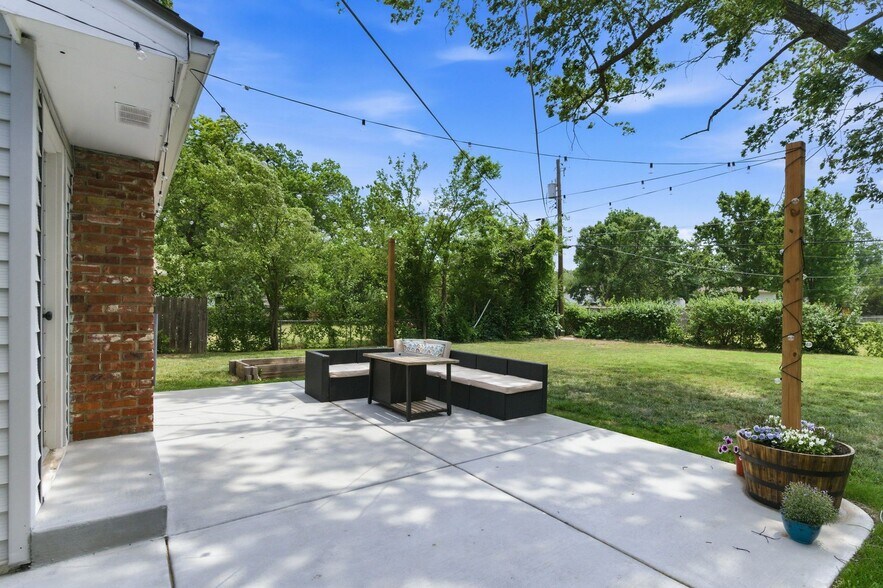 Building Photo - 6521 E Farmview St