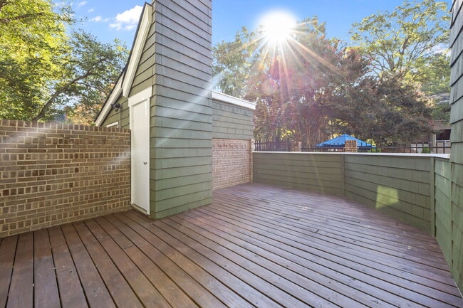 Building Photo - 425 W 8th St