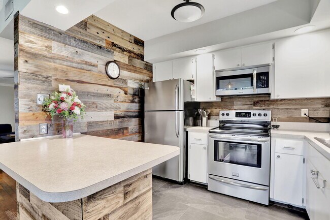 Building Photo - 2800 NE 28th St