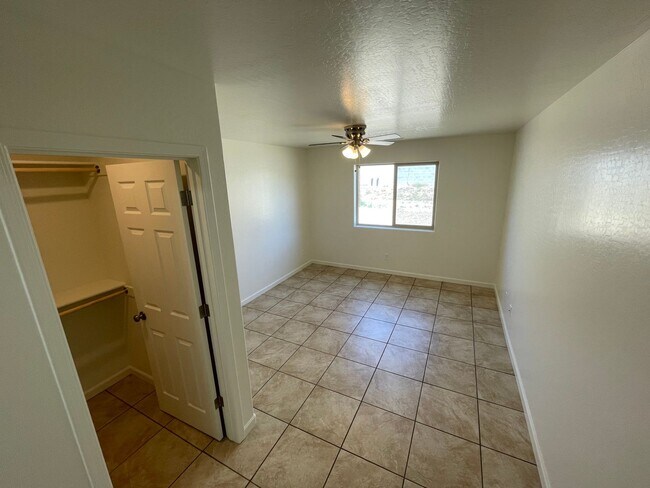 Building Photo - 7500 E Horseshoe Ln