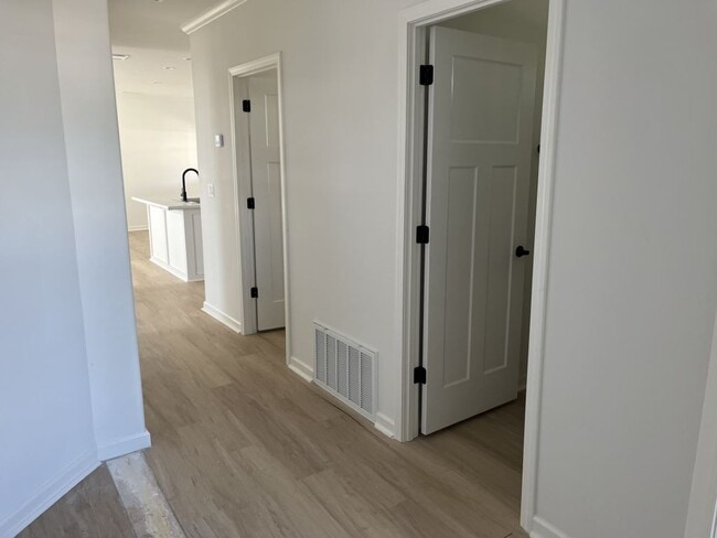 Building Photo - 7815 Lakeshore Dr