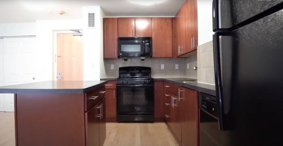 Building Photo - 104 Warren St