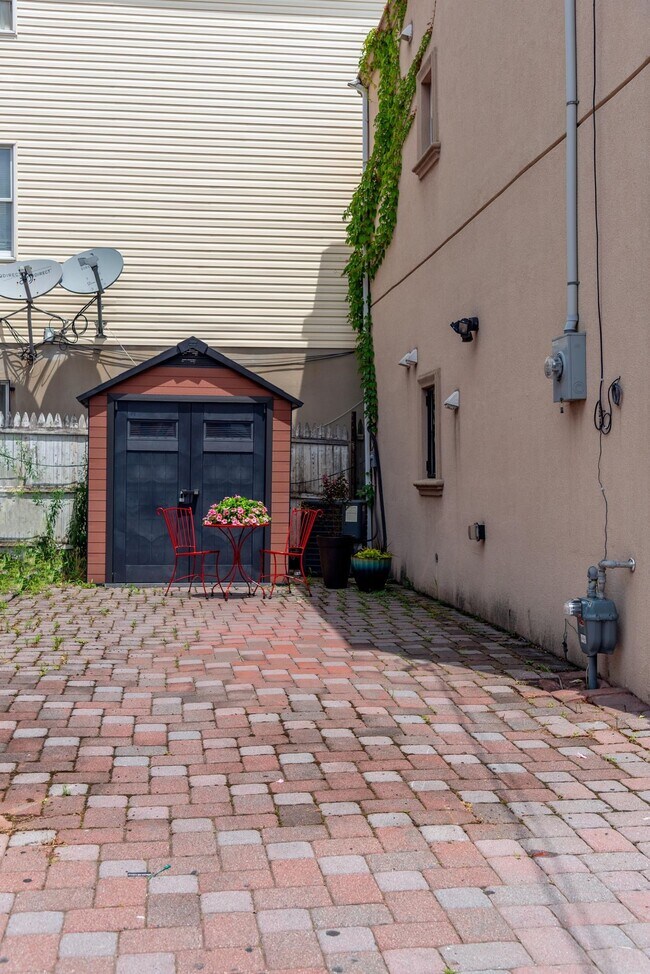 Building Photo - 176 Webster Ave