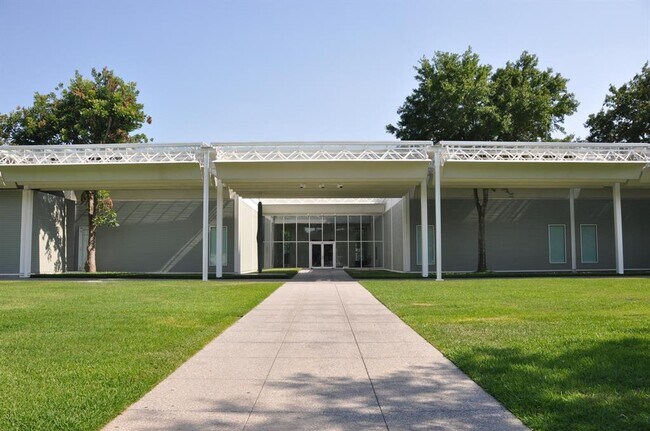 Building Photo - 2047 Sul Ross St