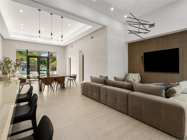 Building Photo - 543 NE 109th St