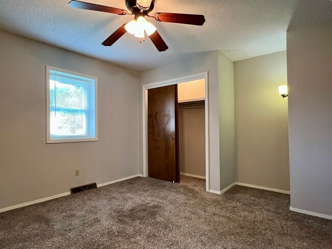 Building Photo - 3 Bed, 2 Bath in south central Springfield