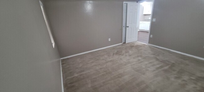 Building Photo - Cute 5 bedroom House