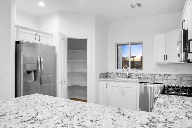 Building Photo - Beautiful Contemporary home with panoramic views! Community pool and club house use included.