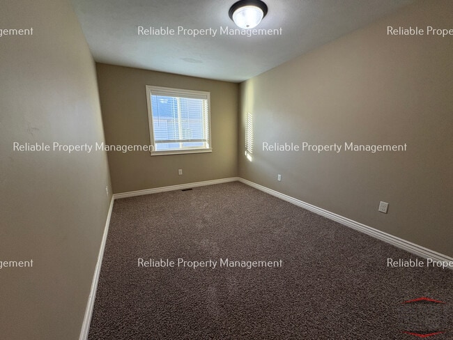 Building Photo - 565 Pioneer Rd