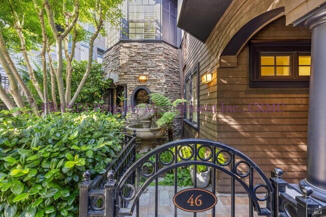 Building Photo - Luxury Townhome on Exclusive De Silva Island!