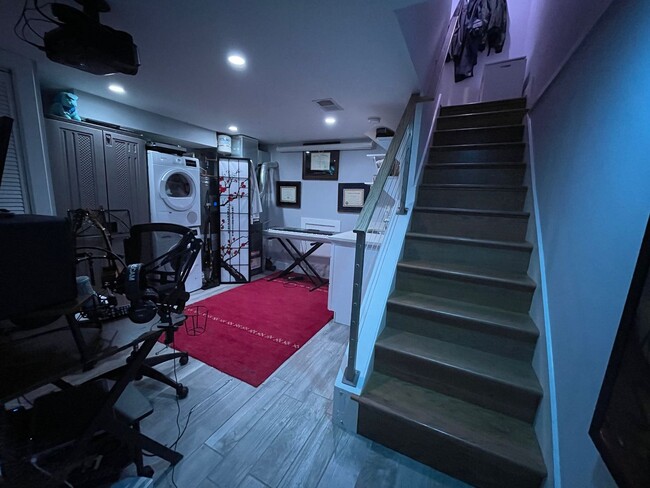 Building Photo - Spacious 2BR Townhouse with Backyard & Bon...