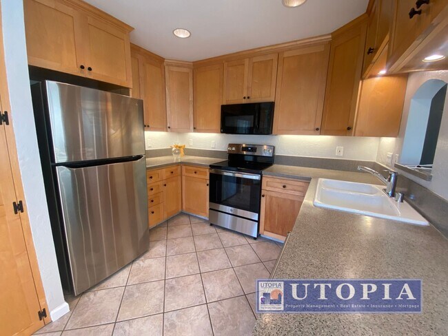 Building Photo - Ocean Views: 2Bd/2Ba + Office - Sunny, Top Floor Condo, Deck, Pool & Hot Tub