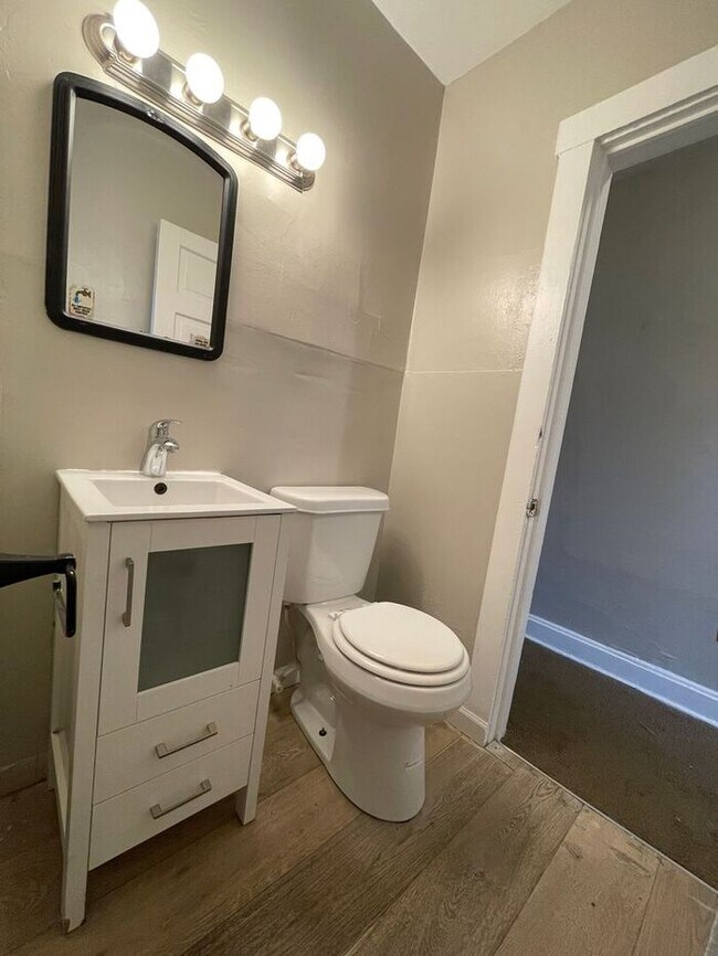 Building Photo - Inviting 2-Bedroom Apartment with Ideal Am...