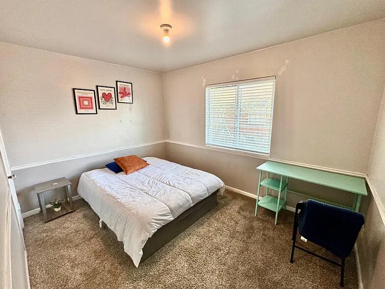 Building Photo - 2577 S 700 E