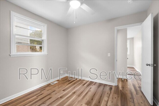 Building Photo - 895a W Sharpe Ave