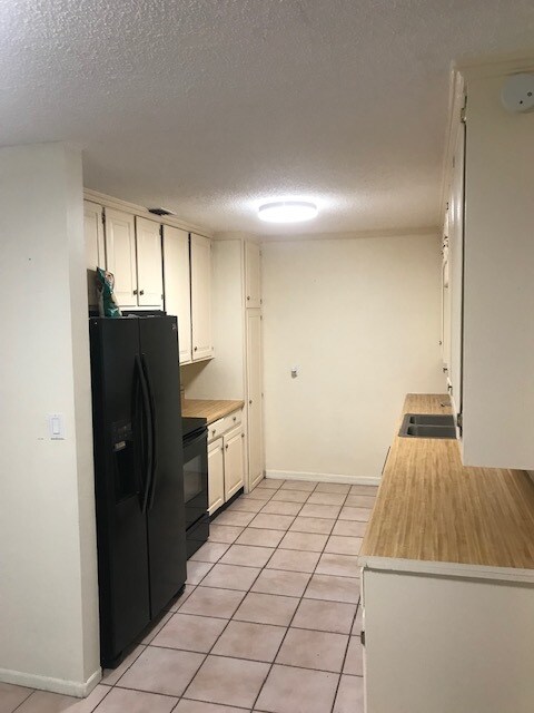 Kitchen - 1819 Ivy Ln