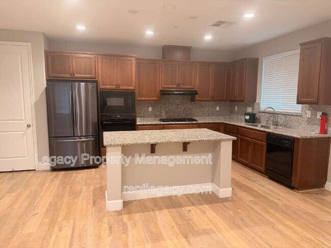 Building Photo - 452 Aster St